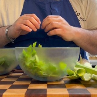 Selezione di erbe fresche per l'olio alle erbe aromatiche (basilico, prezzemolo, menta ed erba cipollina).