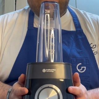 Inserimento del panetto di erbe aromatiche ben strizzate nel boccale del frullatore.