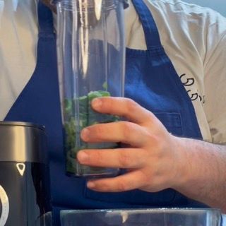 Dettaglio degli ingredienti pronti per essere lavorati sul fondo del frullatore a boccale.