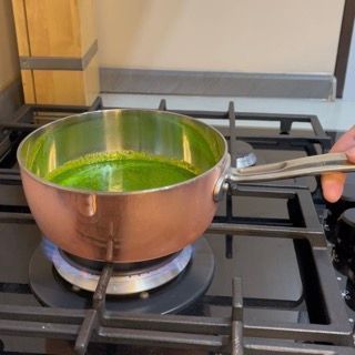 Pentolino sul fuoco con la purea di erbe finché non si notano le prime bollicine sui bordi.