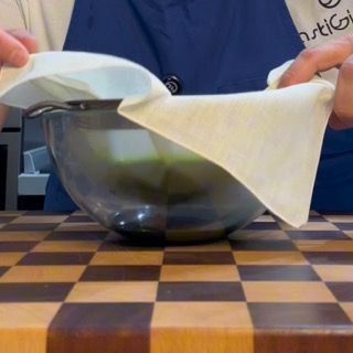 Processo di colatura lenta e naturale del liquido aromatico attraverso la garza.