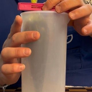 Chiusura ermetica della parte superiore della sac à poche per non far fuoriuscire il liquido.