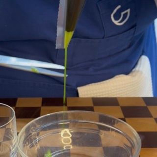 Chiusura della punta con le dita non appena le impurità sono uscite e inizia a scorrere l'olio puro.