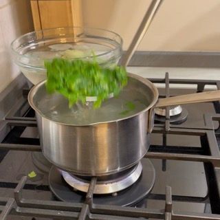 Prezzemolo lasciato scottare nell'acqua bollente per circa 10 secondi.