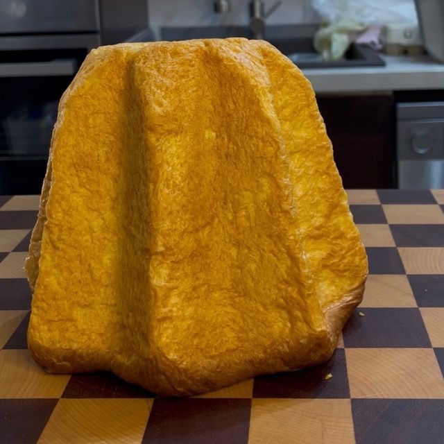 Pandoro appena sfornato che raffredda nello stampo.