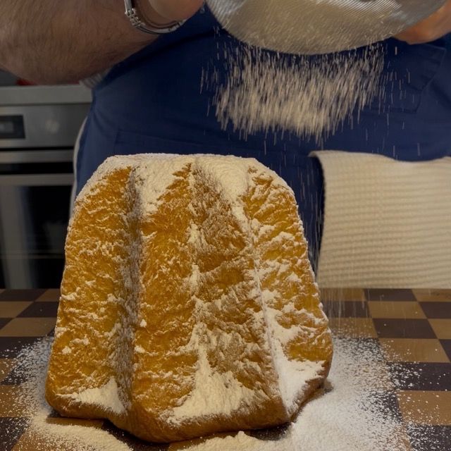 Pandoro sformato sulla griglia, alto e dorato.