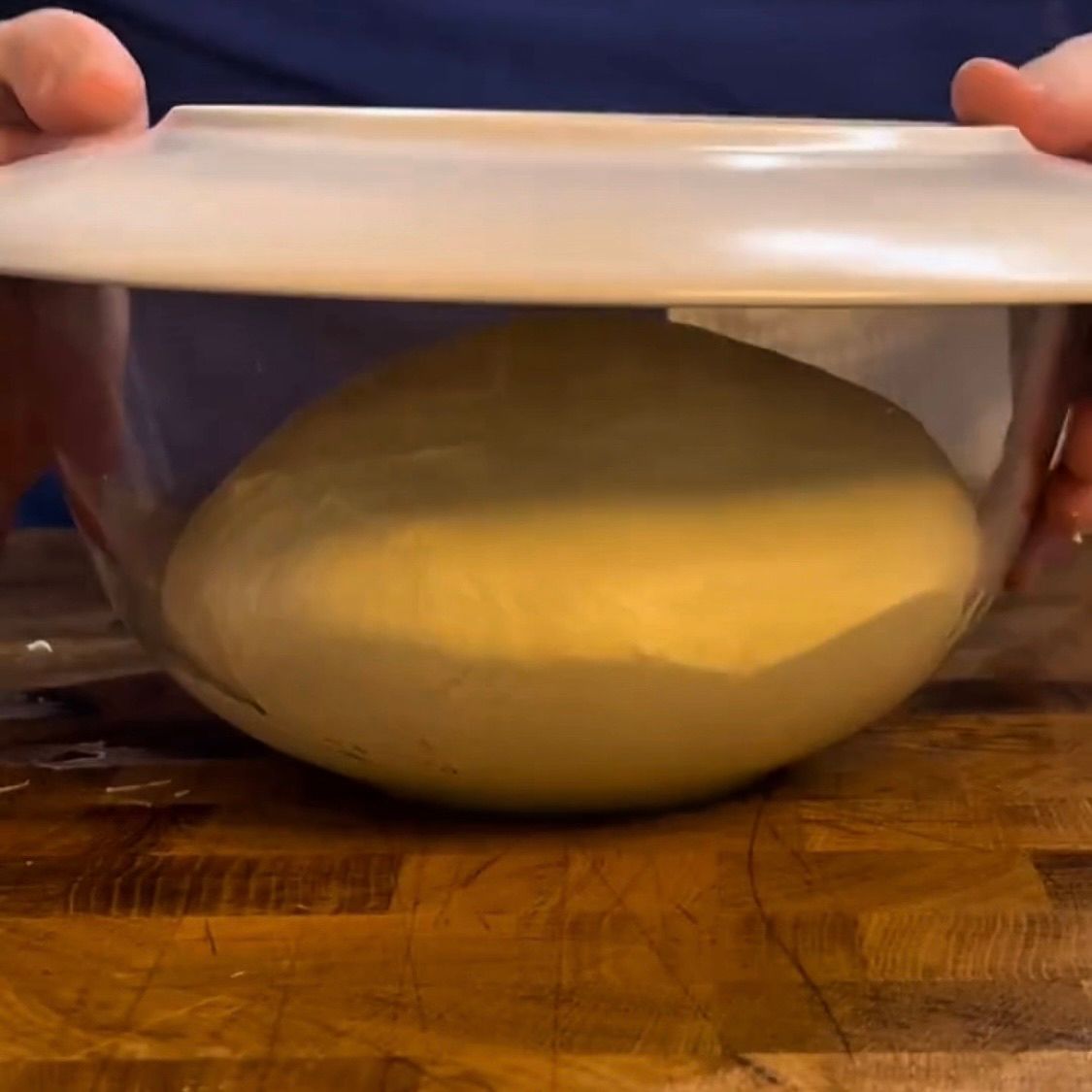 Palla di impasto messa a riposare in ciotola per la prima lievitazione di due ore.