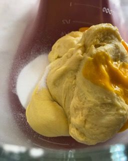 Zucchero semolato aggiunto all'impasto incordato,