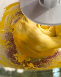 tuorli inseriti lentamente nel secondo impasto