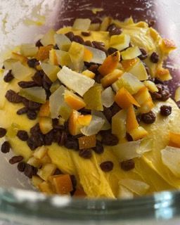 Uvetta e canditi aggiunti all'impasto