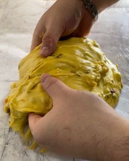 Pieghe di rinforzo date all'impasto del panettone