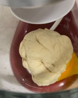 Impasto che assorbe i tuorli diventando giallo intenso