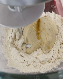Primo impasto del panettone che inizia a formarsi con il gancio