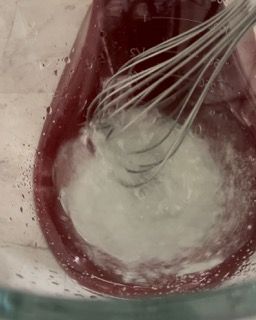Farina e miele aggiunti allo sciroppo di lievito