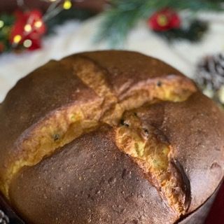 Panettone classico in forno che sviluppa la cupola