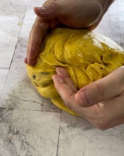 Mani imburrate che pirlano l'impasto stretto,