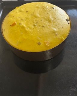 Panettone lievitato esposto all'aria per fare la pelle