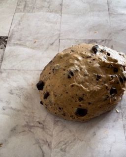 Panettone al cioccolato glassato con nocciole intere