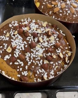dettaglio della superficie ricca di cioccolato e nocciole