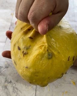 Inserimento dell'impasto nel pirottino di carta