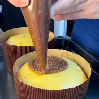 Sac a poche che distribuisce la glassa sul panettone crudo