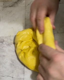 Impasto pirlato messo in un grande contenitore graduato