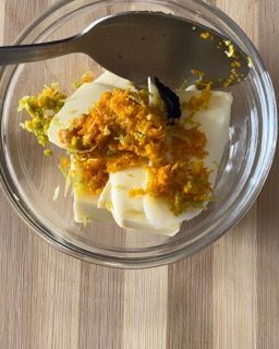 Mix di burro e aromi (arancia, limone, vaniglia) in una ciotola