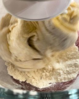 Lavorazione iniziale del secondo impasto col gancio