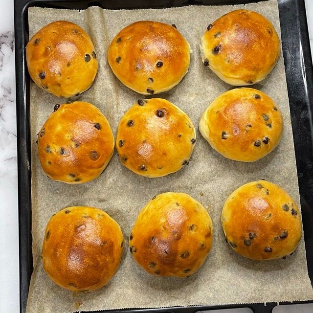 Pangoccioli appena sfornati su una griglia