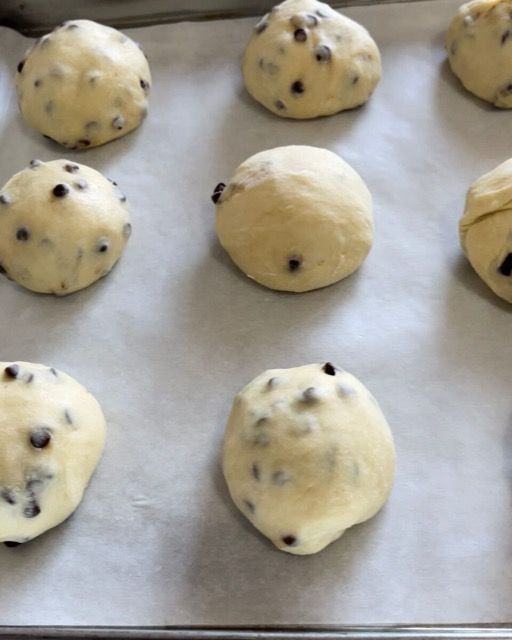 Pangoccioli formati e disposti su una teglia con carta da forno.
