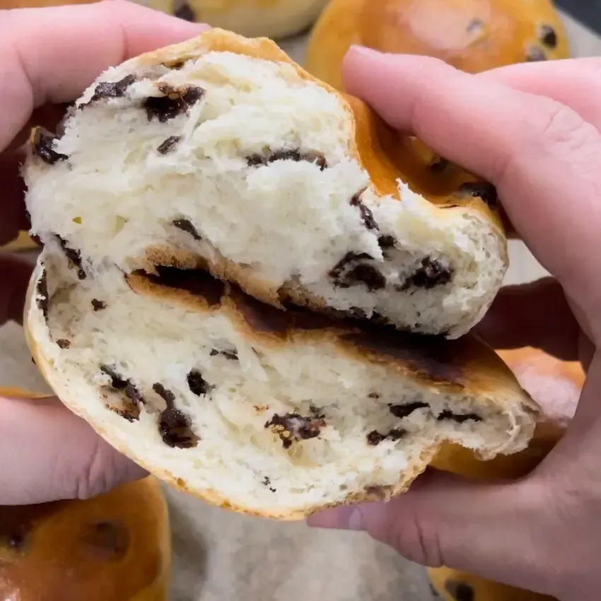 Primo piano di un Pangocciolo aperto che mostra l'impasto soffice e le abbondanti gocce di cioccolato all'interno