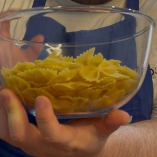 Cottura dei fusilli in abbondante acqua bollente salata per preparare la pasta fredda al tonno e pesto rosso.