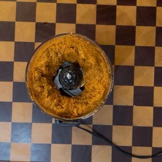Consistenza cremosa e saporita del pesto rosso appena frullato per condire i fusilli freddi tonno e pesto.