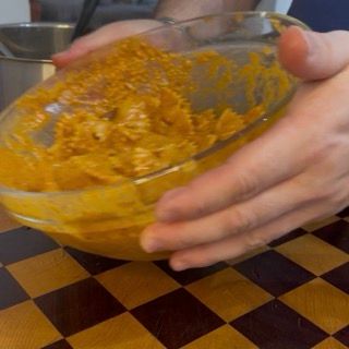 Saltatura della pasta fredda veloce per amalgamare i sapori ed evitare che i fusilli si attacchino in frigo.