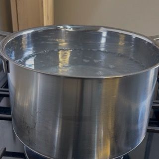 Scolatura della pasta al dente, due minuti prima del tempo, per una perfetta pasta fredda che non si attacca.
