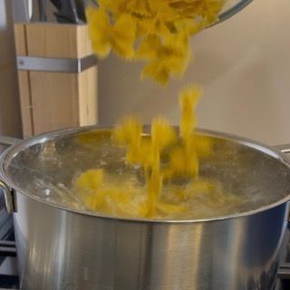 Fusilli cotti al dente pronti per essere conditi nella ricetta della pasta fredda con tonno e pesto rosso.