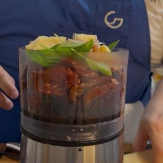Mandorle intere aggiunte agli ingredienti nel mixer per dare croccantezza alla pasta tonno e pesto rosso.