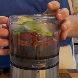 Frullatura degli ingredienti per due minuti per ottenere il condimento della pasta fredda veloce e sfiziosa.