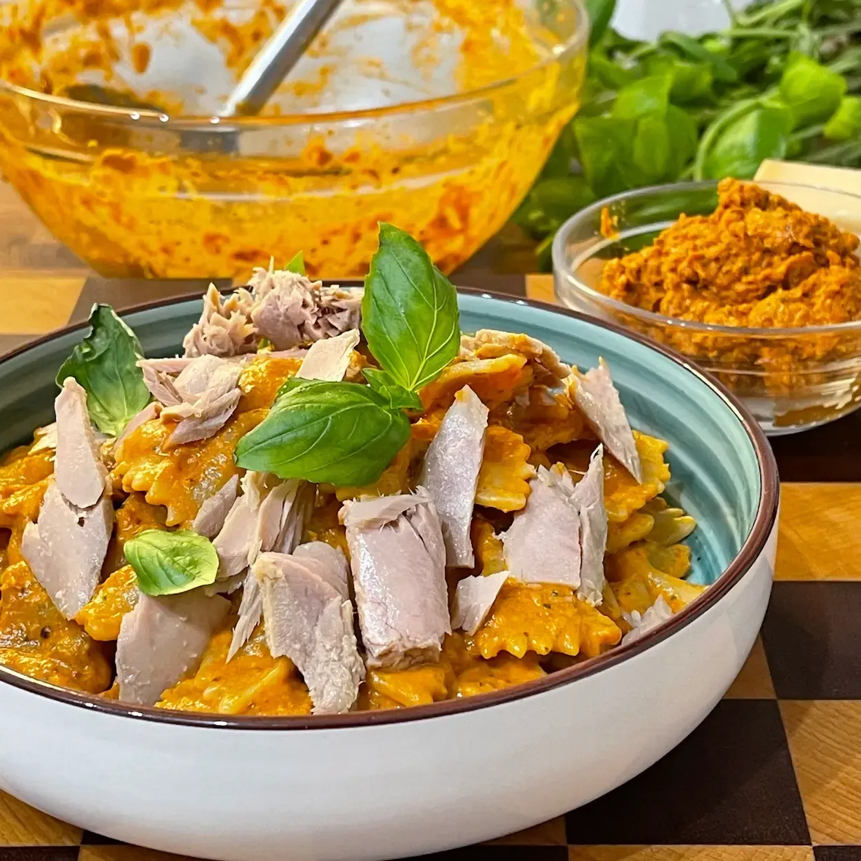 Dettaglio dei fusilli freddi con pesto di pomodori secchi e tonno. Ricetta di pasta fredda estiva se