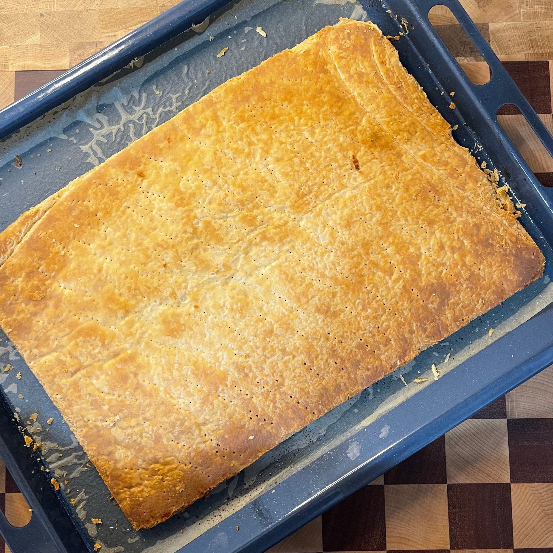 Un grosso pezzo di pane è appoggiato su un vassoio blu