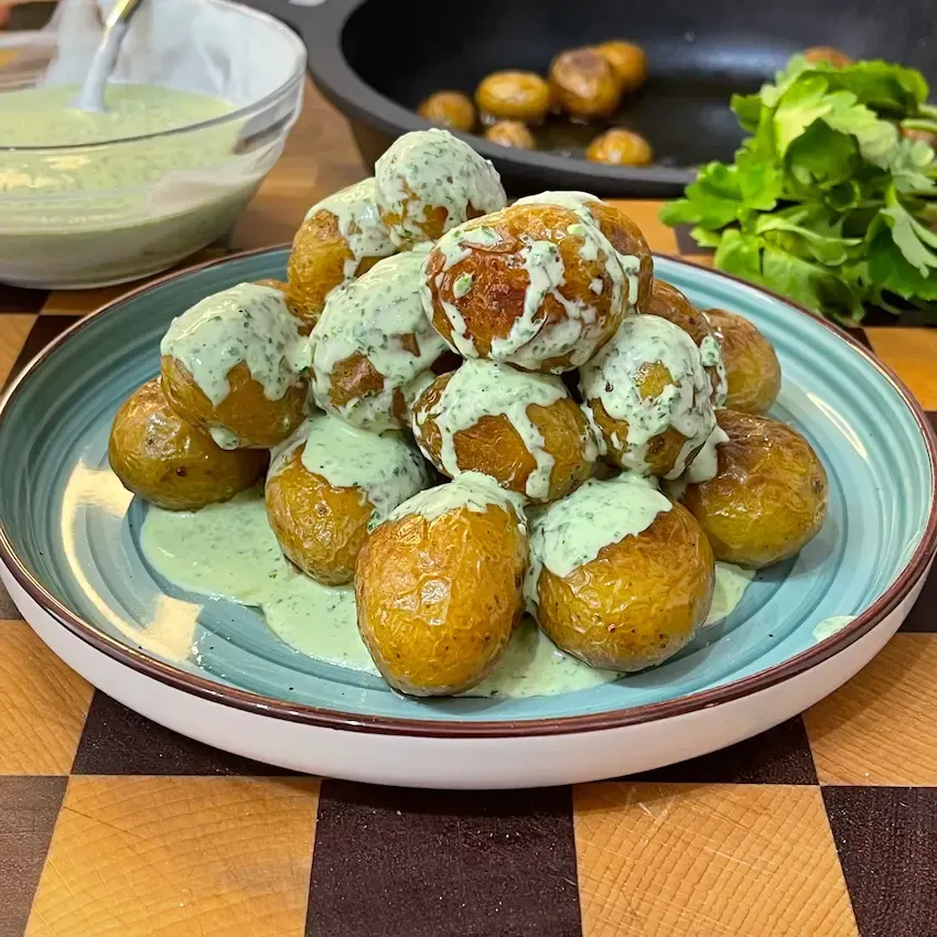 patate arrosto in padella croccanti e dorate,  condite alla fine con una salsa verde alle erbe