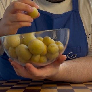 Selezione di patate novelle intere, lavate e uniformi per la patate arrosto in padella ricetta