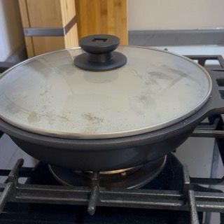 Posizionamento del coperchio sulla padella per avviare la cottura di 20 minuti a fuoco medio.