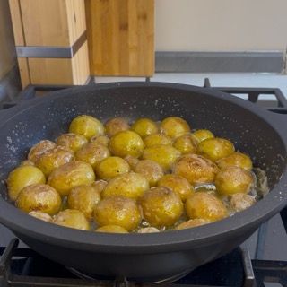 Dettaglio della forchetta che entra facilmente nel cuore morbido della patata.