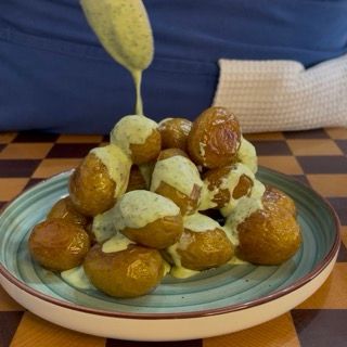 Presentazione finale del piatto pronto da servire, ottimo esempio di patate arrosto in padella.