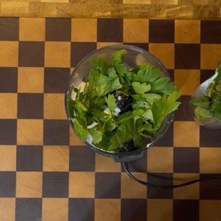 Dettaglio degli ingredienti freschi pronti per essere frullati sul fondo del cutter.