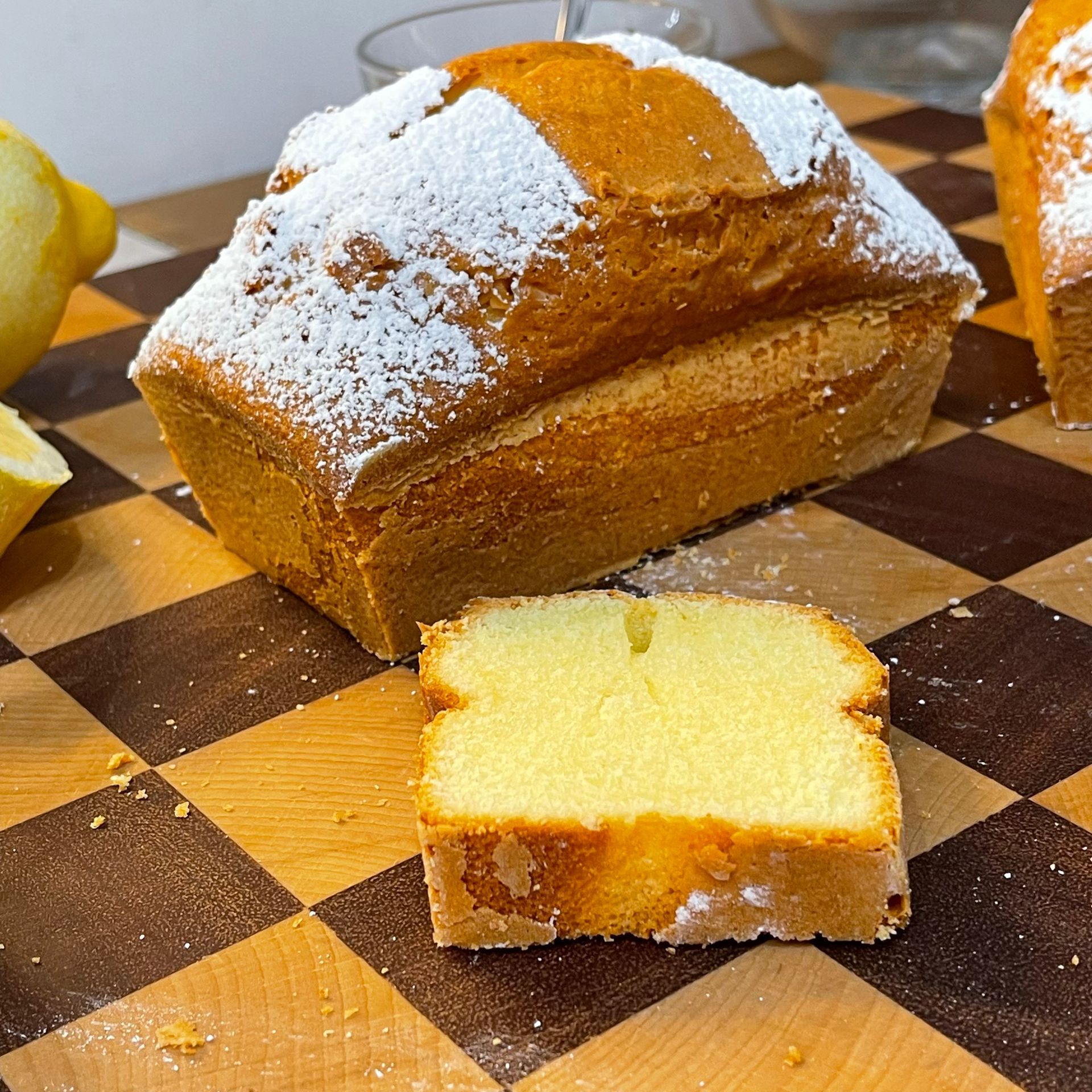 Plumcake allo yogurt soffice intero, appena sfornato su una griglia con una crosta dorata.