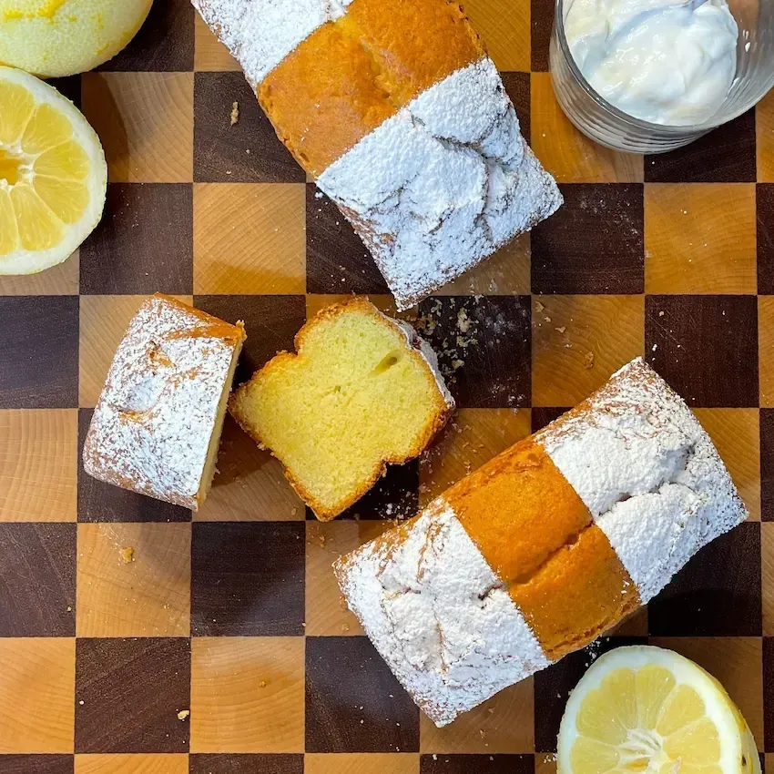 Fetta di plumcake allo yogurt che mostra l'interno morbido e l'impasto chiaro e umido.