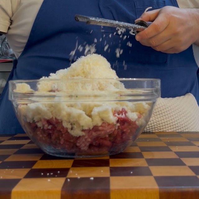 Aggiunta di un'abbondante manciata di grana o parmigiano grattugiato per insaporire questa polpette ricetta.