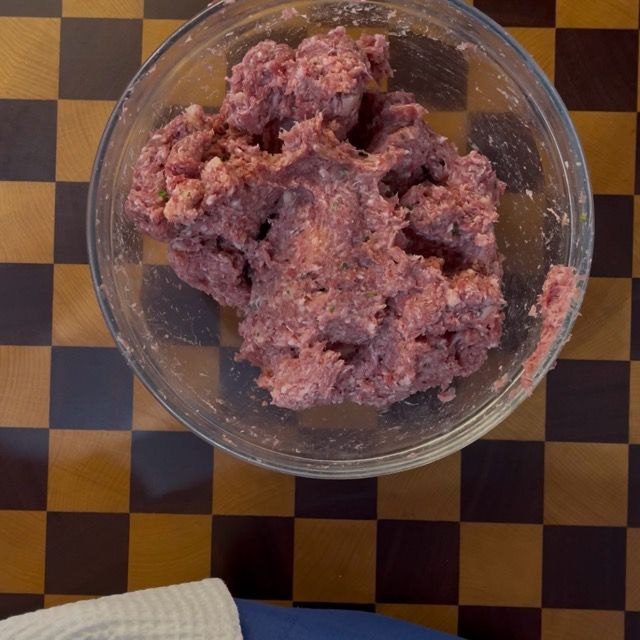 Consistenza finale dell'impasto omogeneo e compatto per le polpette di carne morbide.